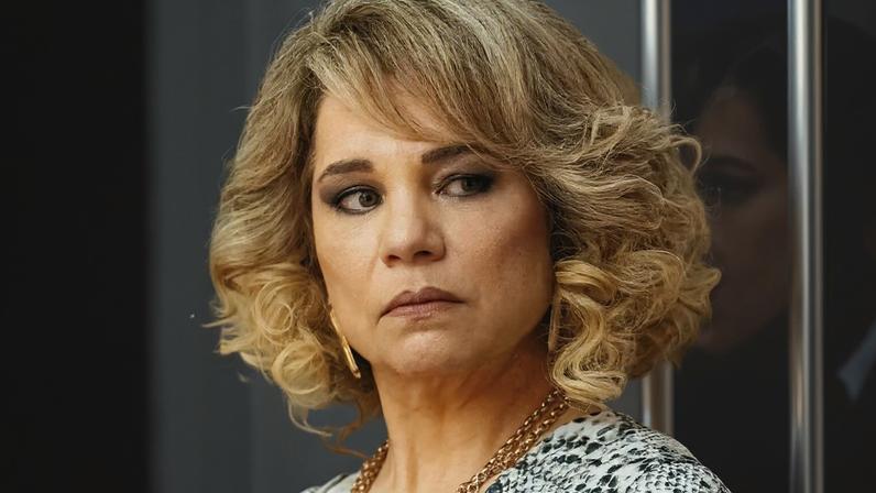 A vida de ADriana não continua fácil, mesmo atrás das grades os fantasmas da Família Brandão continuam a assombrando