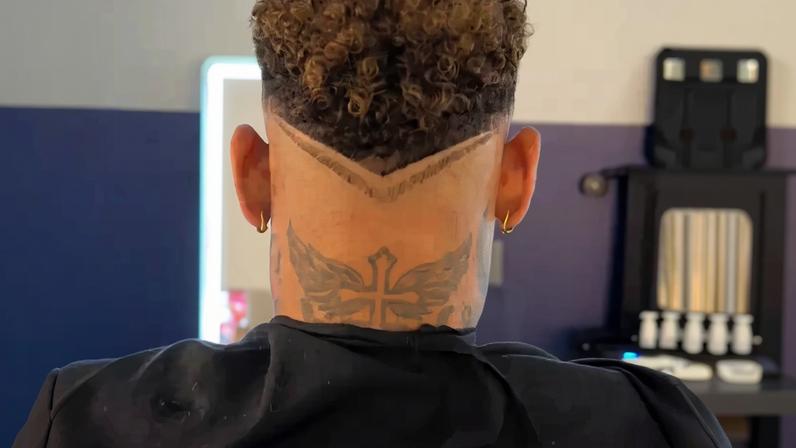 Neymar muda corte de cabelo pela 2ª vez na Copa após não viajar com a Seleção