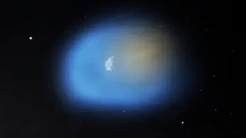Uma ilustração artística mostra o satélite 3I/ATLAS passando perto do Sol, com gás metanol em azul e cianeto de hidrogênio em laranja