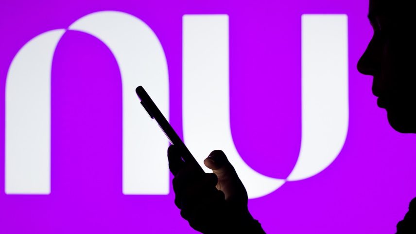 Imagem coloriuda de mulher mexendo no celular. Ao fundo, logotipo do Nubank na tradicional cor roxa - Metrópoles