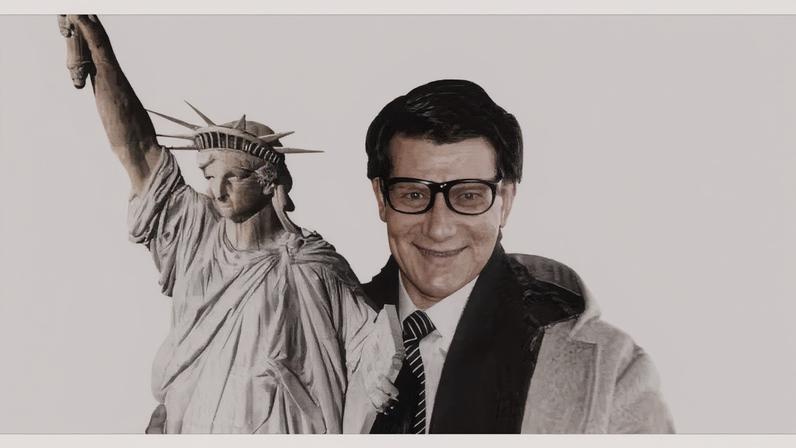 Yves Saint Laurent com uma réplica da Estátua da Liberdade, Nova York, 1983, por Roxanne Lowit