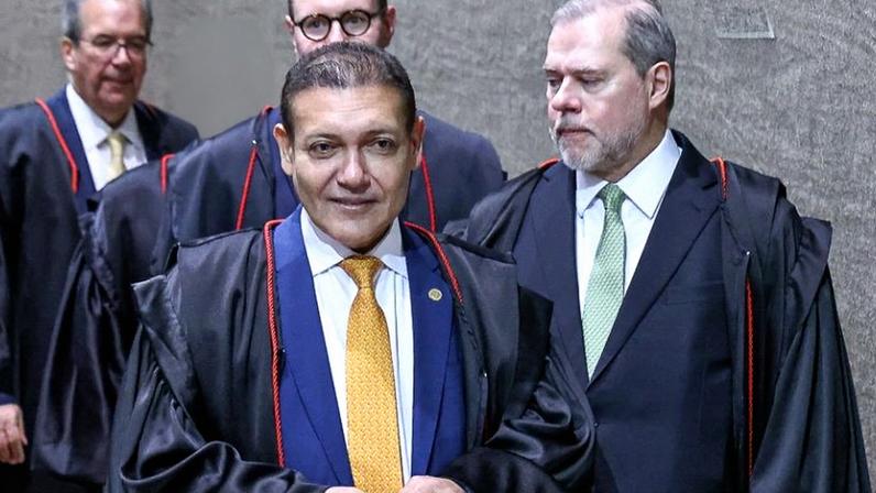 Kassio Nunes Marques (ao centro) analisará pedido de Flávio Bolsonaro contra Lula por declaração sobre enforcamento