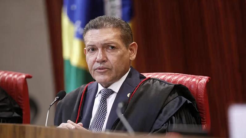 Ministro Kassio Nunes Marques em sessão de julgamento do TSE — Foto: Alejandro Zambrana/Secom/TSE