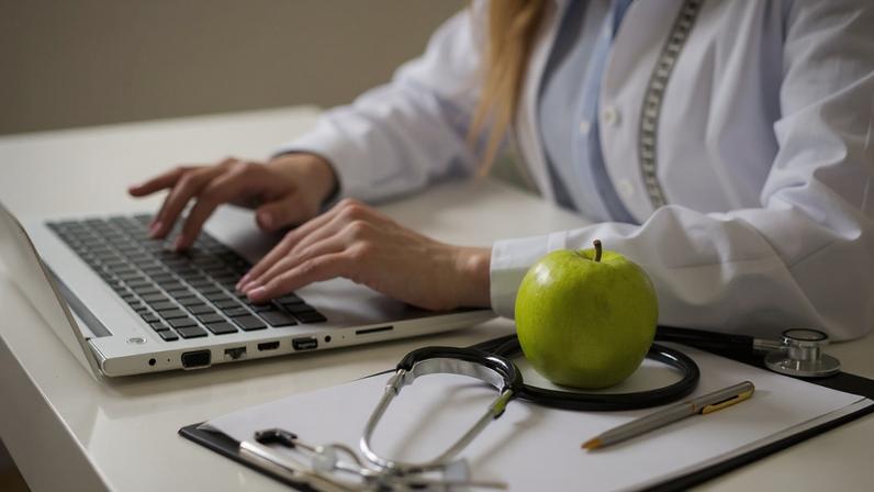 Foto colorida de mesa de trabalho de um nutricionista - Metrópoles.