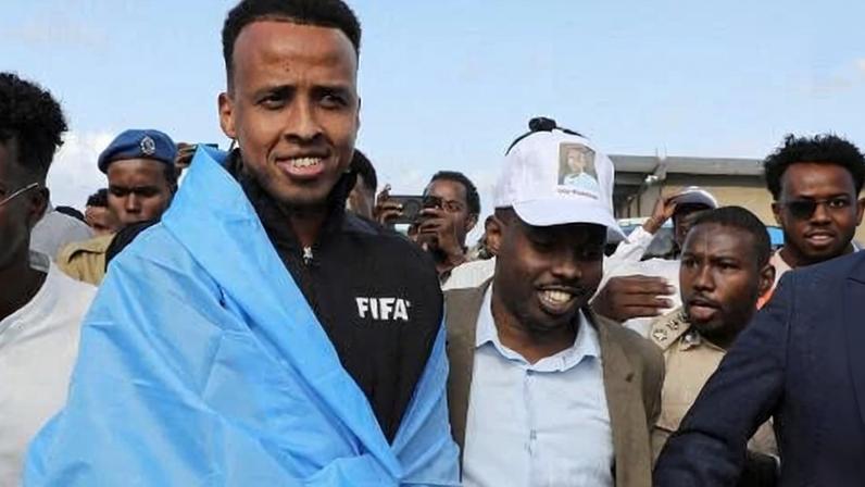 O árbitro da Somália Omar Abdulkadir Artan, que foi barrado nos EUA, é recebido no aeroporto pela população de Mogadíscio