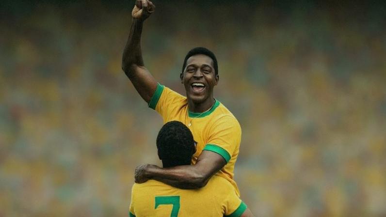 O ator Lucas Agrícola como Pelé