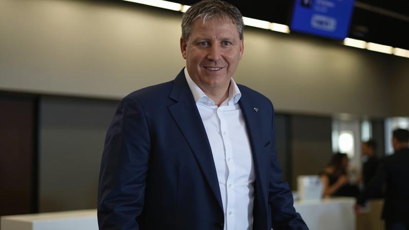 O CEO da companhia aérea Azul, John Rodgerson, no aeroporto de Brasília