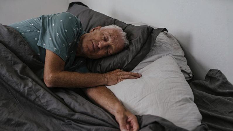 O horário considerado ideal para acordar após os 60 e ter mais saúde
