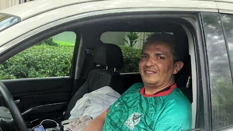 O motorista Gregório Gil: farda do México no dia da estreia