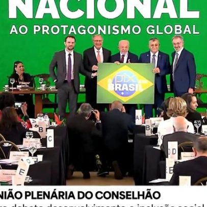 Lula e ministros posam com placa em apoio ao Pix no Conselhão