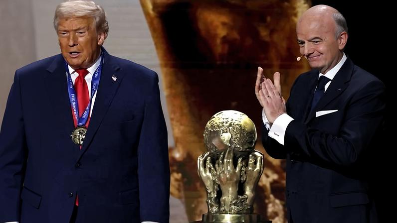O presidente da Fifa, Gianni Infantino, entrega o Prêmio da Paz da Fifa a Donald Trump, durante o sorteio final da Copa do Mundo