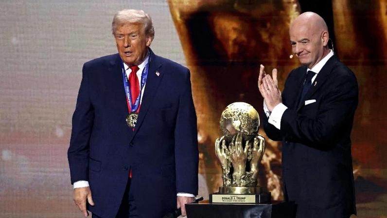 O presidente da Fifa, Gianni Infantino, entrega o Prêmio da Paz da Fifa a Donald Trump, durante o sorteio final da Copa do Mundo