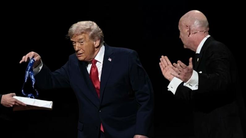 O presidente dos EUA, Donald Trump, guarda medalha após receber o Prêmio da Paz da Fifa das mãos de Gianni Infantino, durante o sorteio da Copa do Mundo