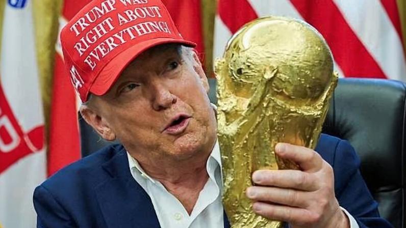 O presidente dos EUA, Donald Trump, segura a taça da Copa do Mundo da Fifa no Salão Oval da Casa Branca, em Washington D.C.