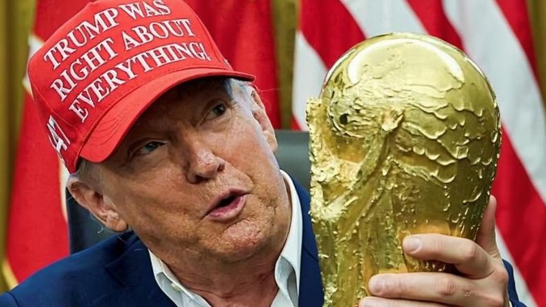 O presidente dos EUA, Donald Trump,segura a taça da Copa do Mundo da Fifa no Salão Oval da Casa Branca, em Washington D.C.