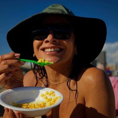 Dira Paes curte dia na praia de biquíni e chapéu; Fabiana Karla elogia Rainha