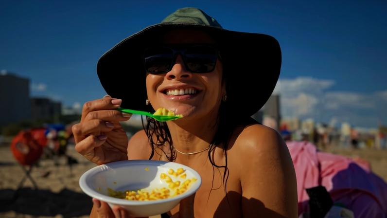 Dira Paes na praia — Foto: Reprodução/Instagram