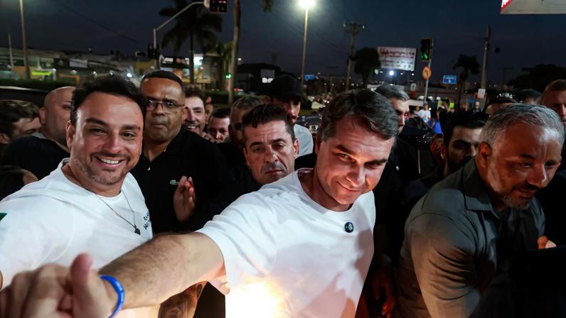 O Senador Flávio Bolsonaro PLRJ pre candidato à Presidência, inicia caminhada com apoiadores até o Santúrio Basílica do Divino Pai Eterno, em Trindade GO metropoles