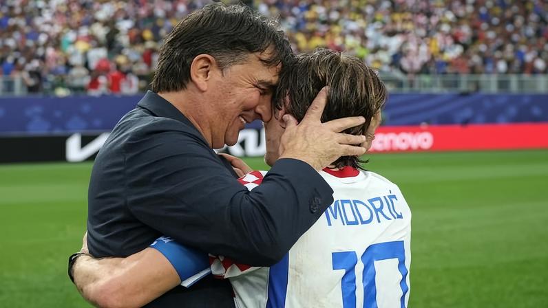 O técnico da Croácia, Zlatko Dalic, abraça Luka Modric após a classificação do país para o mata-mata da Copa do Mundo 2026