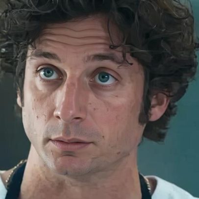 Jeremy Allen White diz que Chicago o manteve empregado por muito tempo