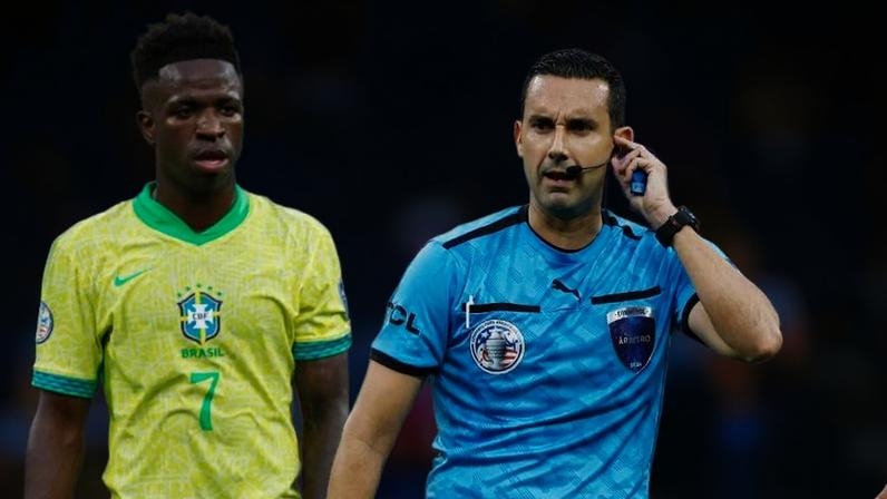 Observado por Vini Jr, árbitro Cesar Arturo Ramos escuta o VAR durante Brasil x Costa Rica