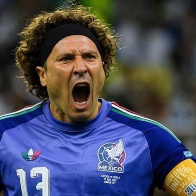Ochoa estreia na Copa e ganha patch especial usado por Messi e CR7