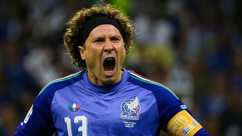 Ochoa comemora durante jogo entre México e Tchéquia na Copa do Mundo
