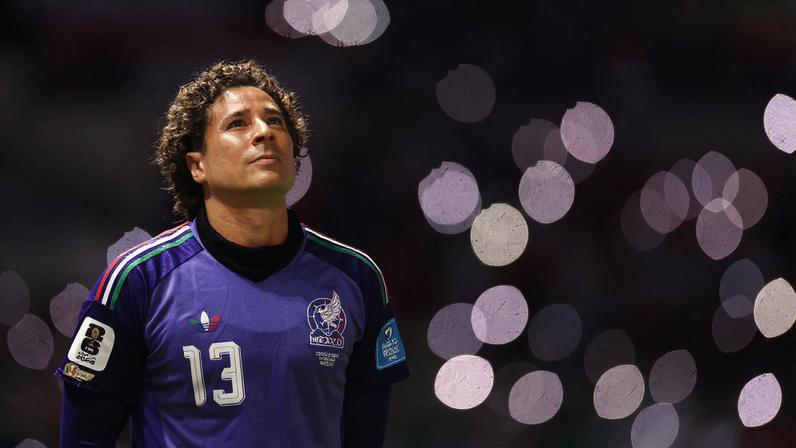 Goleiro Ochoa entra em campo e iguala marca de Cristiano Ronaldo e Messi
