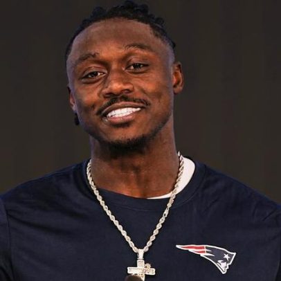 A.J. Brown celebra vestir a camisa do time da infância dos Patriots