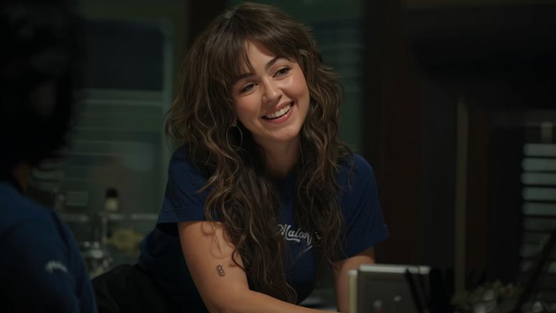 Allie Jane Hayes, personagem de Mika Abdalla em 'Off Campus' — Foto: Reprodução