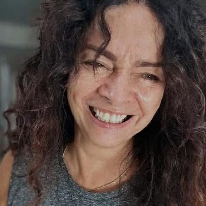 Claudia Ohana posta foto brincando que está descabelada e curtindo