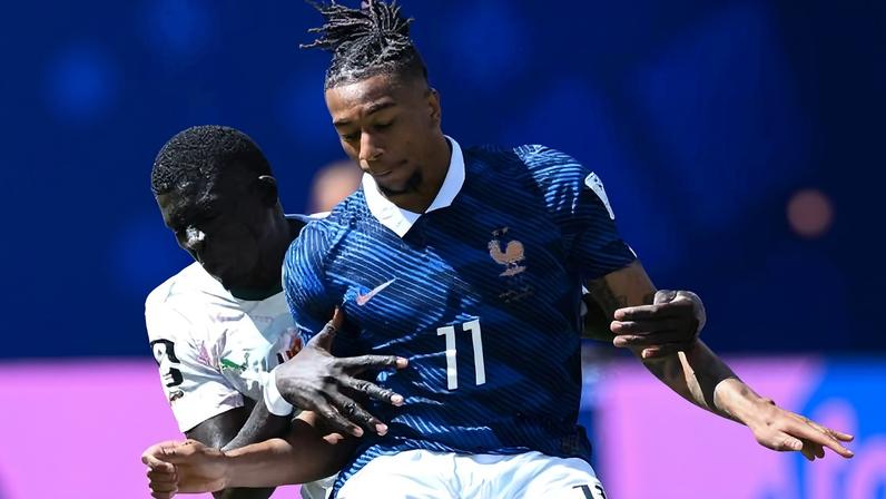 Olise, da França, é marcado por Diouf durante partida contra Senegal na Copa do Mundo