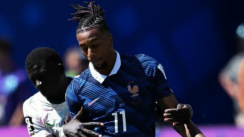 Olise, da França, é marcado por Diouf durante partida contra Senegal na Copa do Mundo