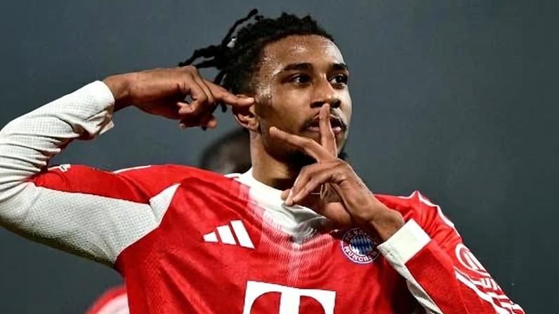 Olise, do Bayern de Munique, comemora gol contra a Atalanta, pelas oitavas de final da Liga dos Campeões