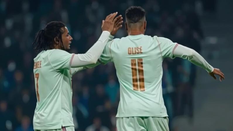 Olise comemora gol pelo Bayern