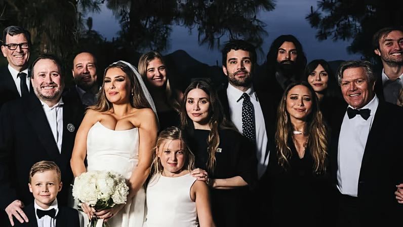 As irmãs Ashley e Mary-Kate Olsen no meio da foto de família do casamento do irmão
