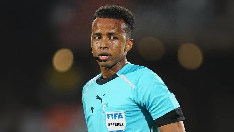 Omar Artan, árbitro da Somália, em jogo pela Copa Africana de Nações