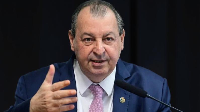 Aziz declarou que o posicionamento não deve afetar a tramitação no Senado da PEC da 5 X 2