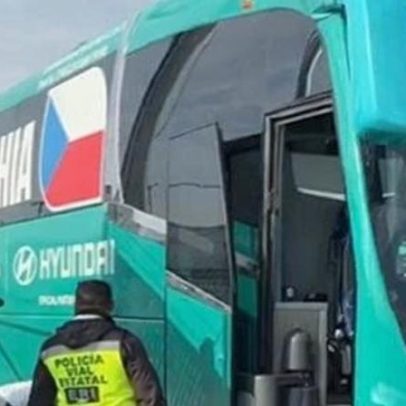 Ônibus da República Tcheca fica preso em portão e causa caos no trânsito