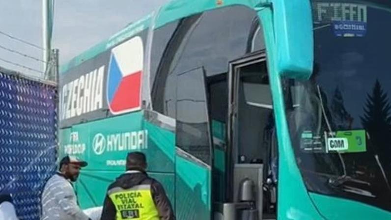 Ônibus da República Tcheca fica preso em portão e causa trânsito no México
