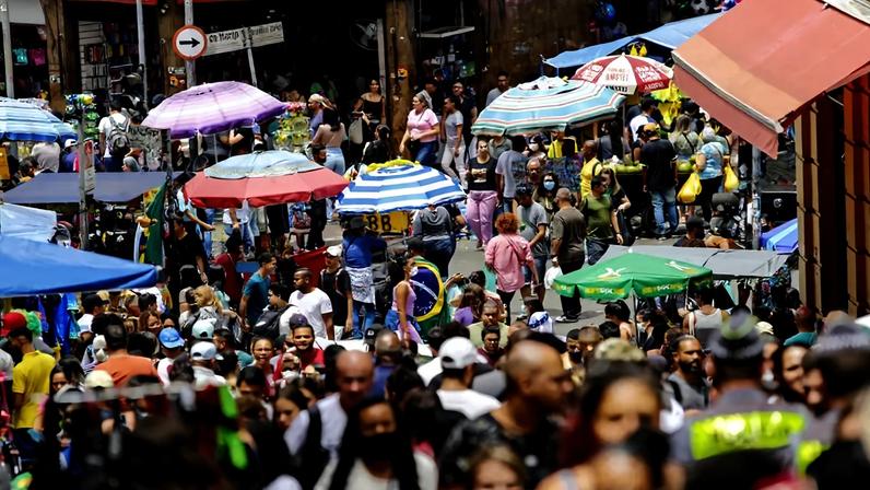 PIB - Movimentação intensa de consumidores na região de comércio popular da Rua 25 de Março, no centro de São Paulo. — Foto: WAGNER VILAS/ESTADÃO CONTEÚDO