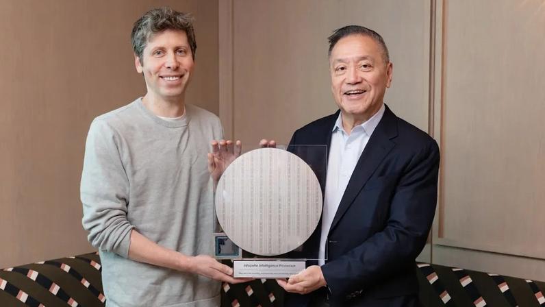 Sam Altman, CEO da OpenAI, e Hock Tan, CEO da Broadcom, receberam em conjunto o Jalapeño (OpenAI/Divulgação)