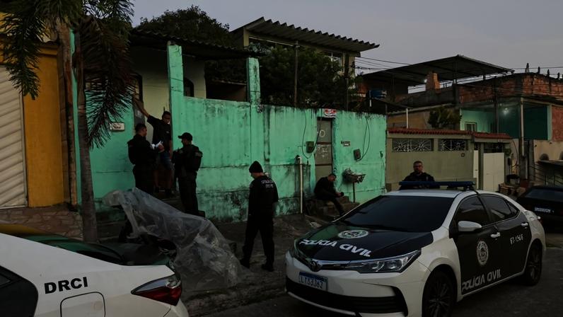 Policiais da Delegacia de Roubos e Furtos (DRF) cumprem mandados de busca e apreensão