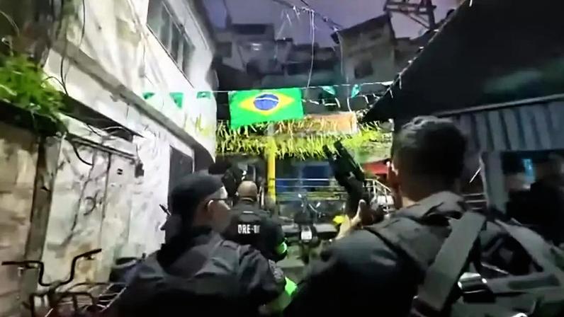Policiais em operação no Morro Dona Marta