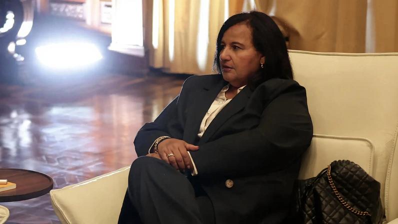A deputada opositora Dinorah Figuera conversando nesta quinta (18) com o presidente do Parlamento chavista, Jorge Rodríguez. (Foto: Ronald Peña R/EFE)