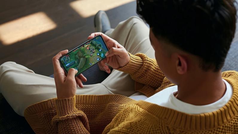 Celulares com bateria grande ajudam a assistir a jogos da Copa pelo celular por mais tempo, especialmente em dias com várias partidas seguidas — Foto: Divulgação/OPPO