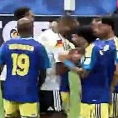 Abraço que chamou atenção mundial desviando o foco do placar
