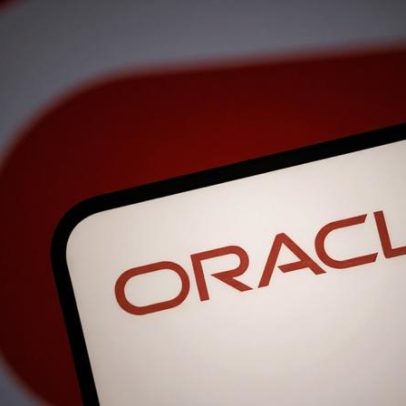 Ações da Oracle sofrem com gastos com IA e plano de endividamento