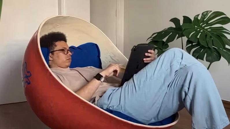 Criador de conteúdo e designer compra carcaça de orelhão para decorar casa — Foto: Reprodução/Redes sociais