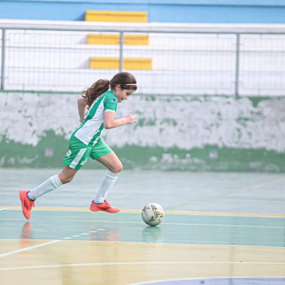 Menina paraibana de 10 anos dá dicas ao treinador da Seleção Brasileira em vídeos